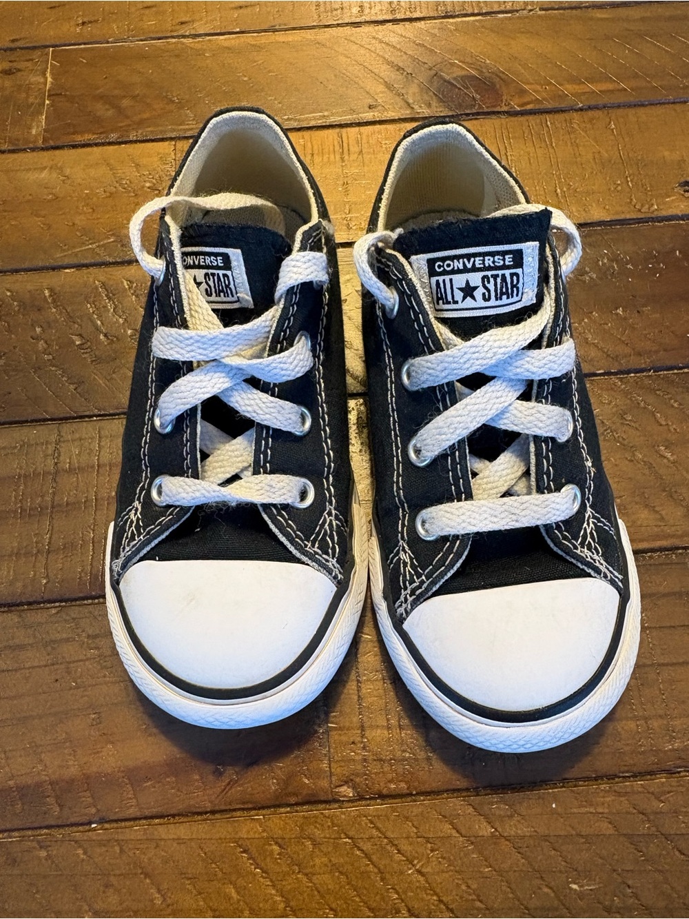 Converse Kids Low Top Sneakers in Black and White size 9